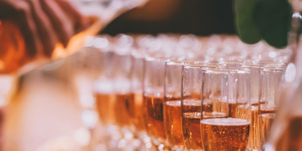 bouteille versant des coupes de champagne