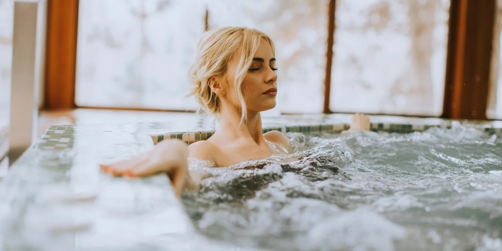 Une femme se détendant dans un spa